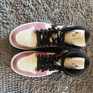 Air Jordan 1 Mid “Berry Pink”